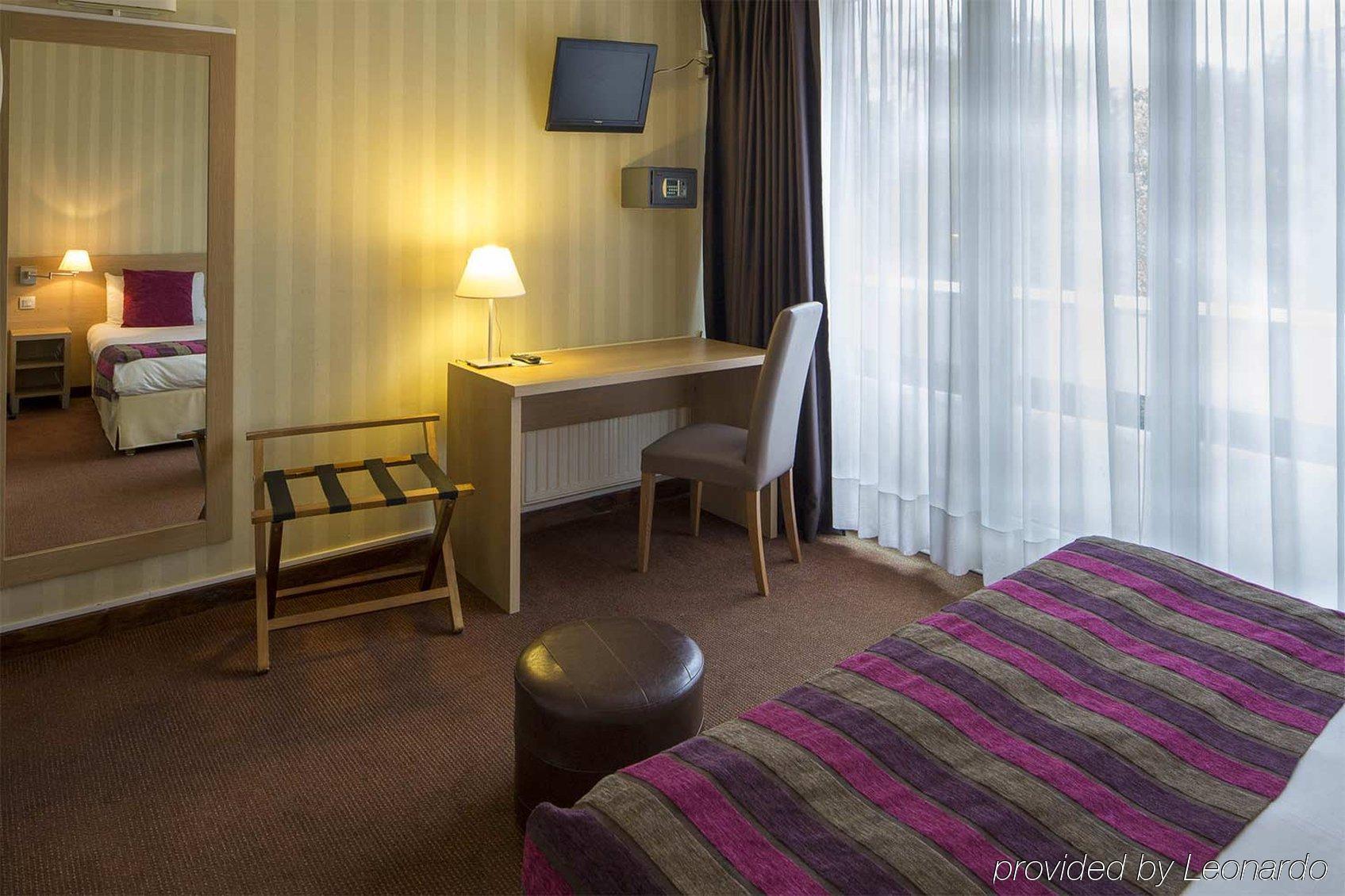 โรงแรม ลา เรฌองซ์ กูร์เบอวัวร์ ภายนอก รูปภาพ